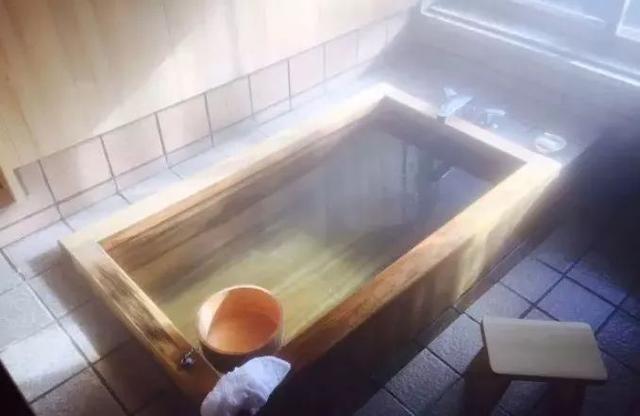 日本浴室里的那些秘密，这块神奇小垫子，让你洗澡都能上瘾！