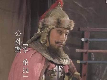 刘备依什么能力与曹操和孙权三分天下，由最落魄的草根变成枭雄