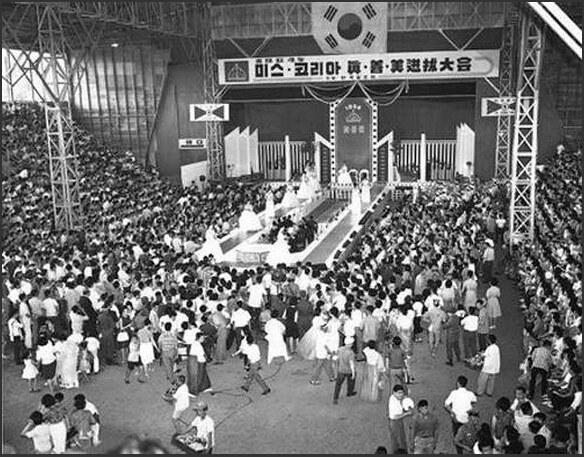 五十年代的韩国选美大赛，不整容的她们真是看不下去