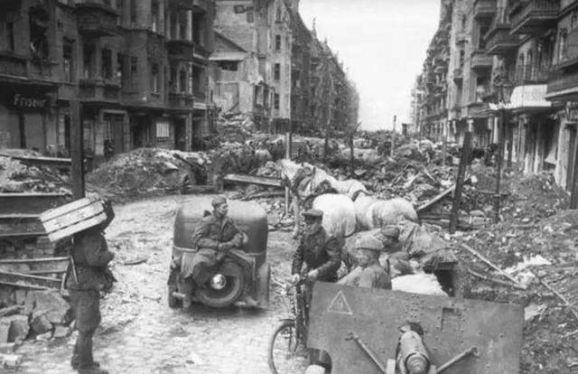 二战后的德国女性有多惨？被苏军蹂躏至死，尸体随处可见