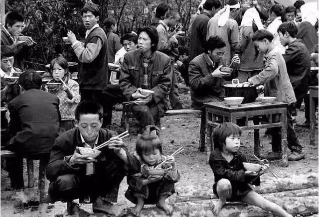 一组农村30年前吃饭的老照片，瞬间让无数人泪奔！