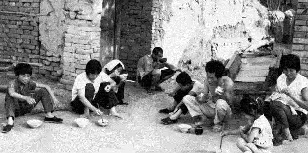 一组农村30年前吃饭的老照片，瞬间让无数人泪奔！