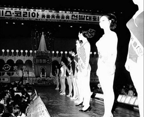五十年代的韩国选美大赛，不整容的她们真是看不下去